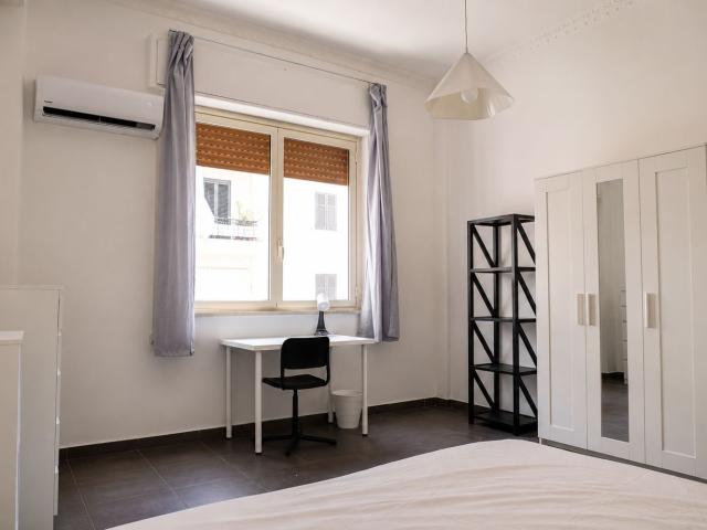 Locazione ideale per studenti zona Policlinico 4 vani ristrutturato ed arredato Composizione dell'immobile:3 Camere da letto arredate tutte con armadio, scrivania, cassettiera, scarpiera: 2 con letto francese 140x200 e 1 con letto king size 180x2