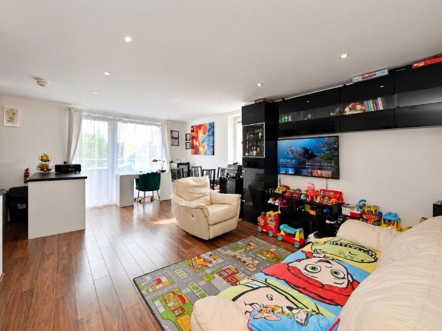 Loch Crescent, Edgware HA8, 2 bed flat to rent, £2,050 pcm | PrimeLocation