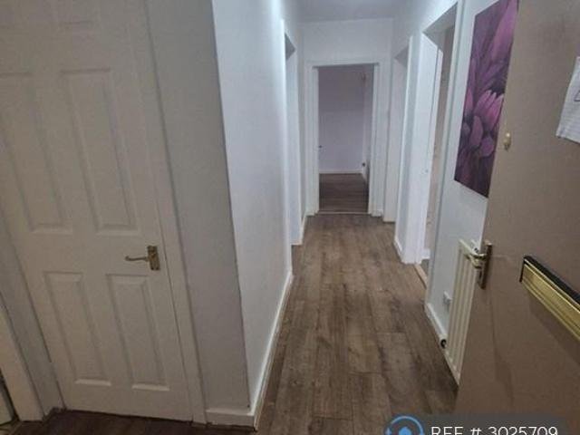 Lochdochart Road, Glasgow, G34 2 bed flat to rent £785 pcm £181 pw