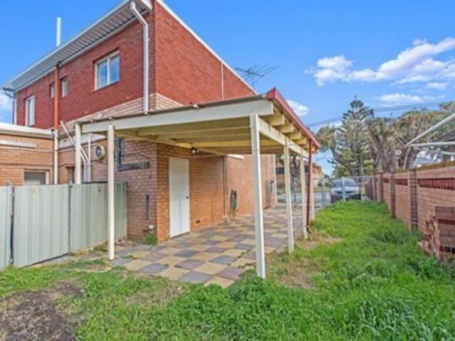 LEASE PENDING LOCK AND LEAVE UPSTAIRS 4x1 UNIT, NEARBY SHOALWATER BEACH!