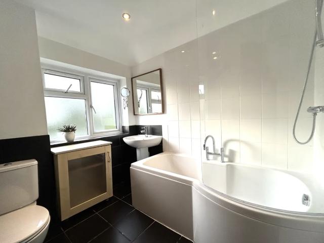 Lock Crescent, Kidlington OX5, 3 bed property to rent, £1,900 pcm | PrimeLocation