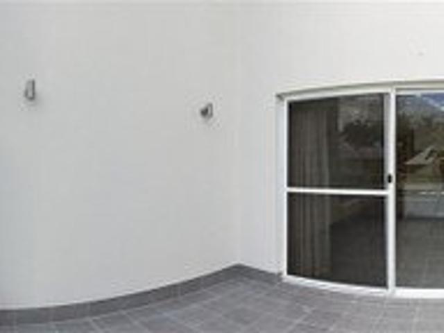 LOCK & LEAVE Beautiful 4 or 3 with an office bed, 2 Bath 3 WC, double lock up GARAGE, EASY CARE 3 storey Townhouse in central strategic near City CBD