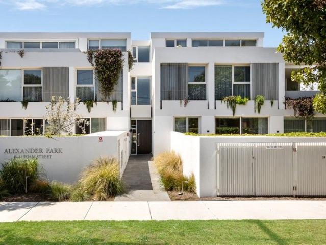 Lock & leave luxury in Hampton's leafy heart
