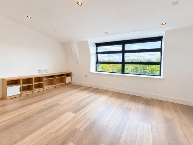 Locke Way, Woking, Surrey, GU21