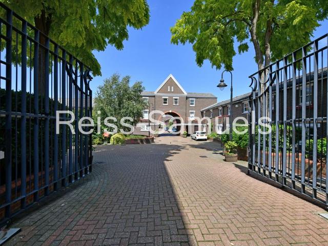 Lockesfield Place, Isle of dogs. 5 bed terraced house to rent £3,900 pcm £900 pw