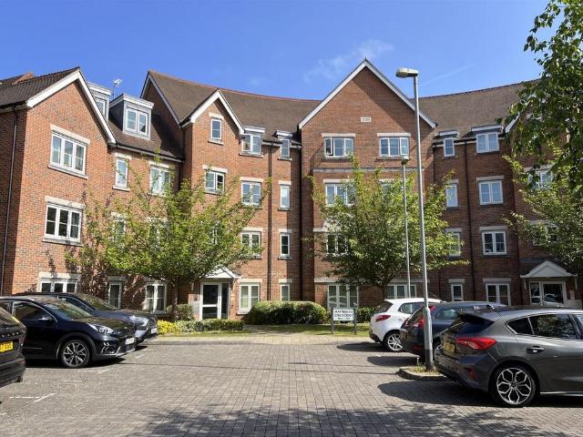 Lockhart Road, Watford 2 bed ground floor flat to rent £1,760 pcm £406 pw