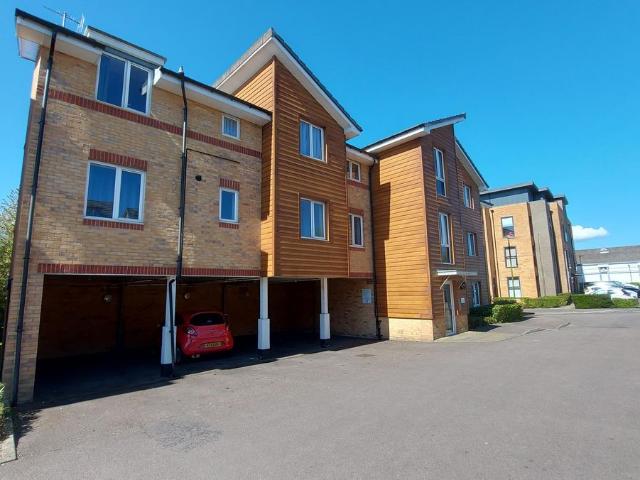 Lockview Court, Hemel Hempstead HP3, 2 bed flat to rent, £1,120 pcm | PrimeLocation