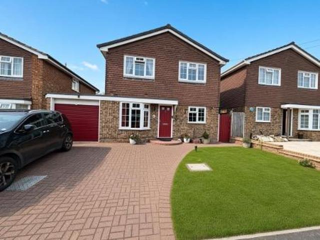 Loddon Way, Ash GU12 4 bed detached house to rent £2,800 pcm £646 pw