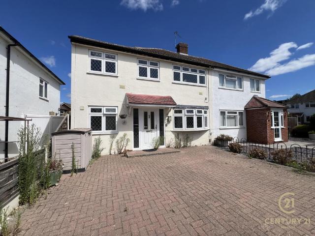 Lodge Way, SHEPPERTON TW17 4 bed semi detached house to rent £2,550 pcm £588 pw