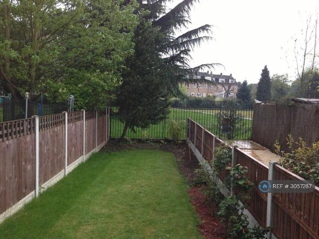 Lodge Avenue, Romford, RM2 2 bed maisonette to rent £1,800 pcm £415 pw