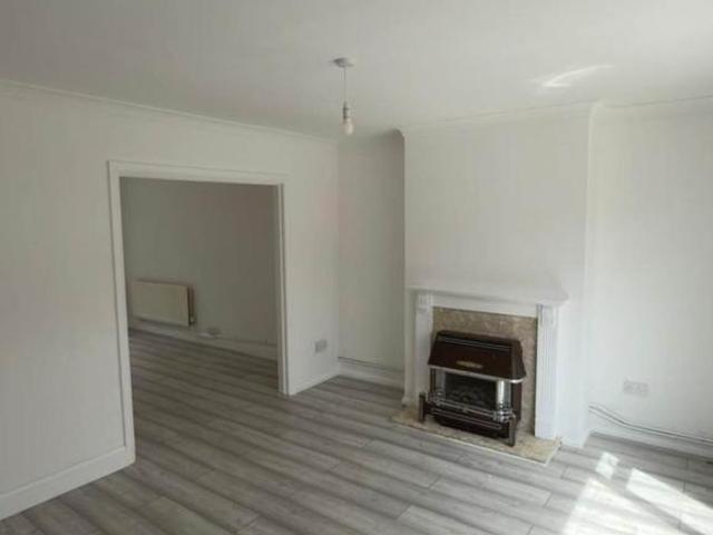 Lodge Close, Cowley 3 bed semi detached house to rent £2,350 pcm £542 pw