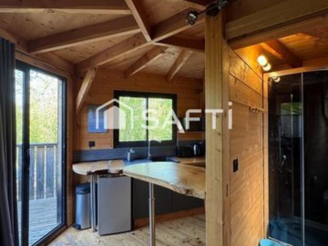 Lodge en bois en pleine nature