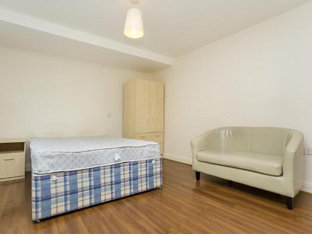 Lodge Road, Hendon, London, NW4 Studio to rent £1,250 pcm £288 pw
