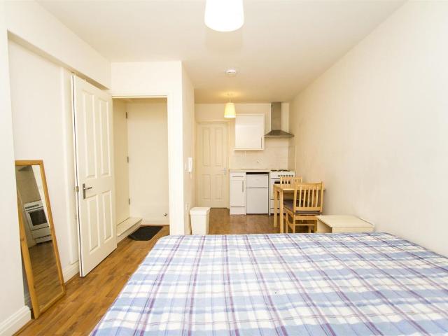 Lodge Road, Hendon, London NW4, Studio to rent, £1,200 pcm | PrimeLocation