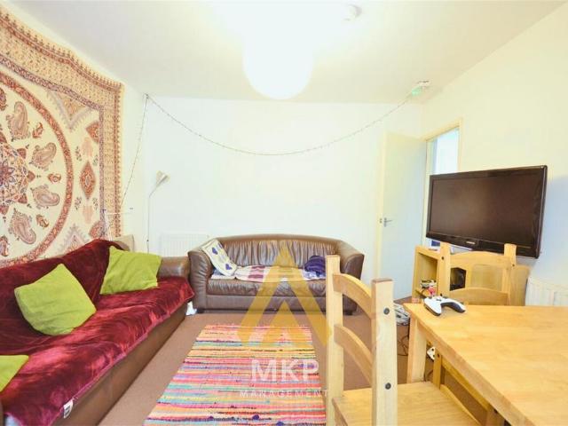 Lodgehill Road, Selly Oak, Birmingham. 5 bed semi detached house to rent £399 pcm £92 pw