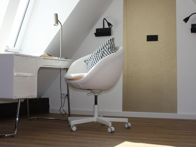 Loft mit Turmzimmer in Villa im Park und überwachtem Parkplatz, Neuss Amsterdam Apartments for Rent