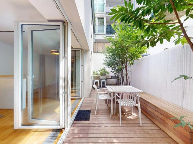Loft mit begrünter Innenhof Terrasse