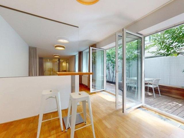 Loft mit begrünter Innenhof Terrasse