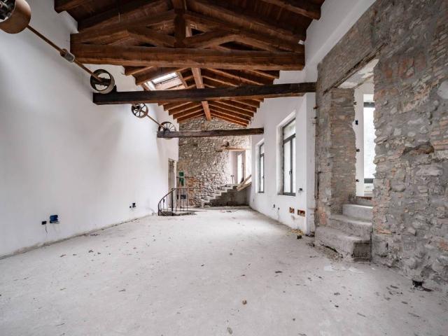 Loft / Open Space in vendita a Lecco LC
