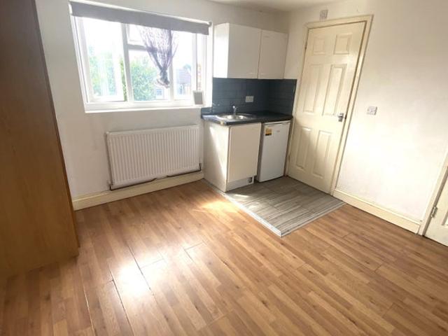 Loft Bedsit Studio £1000 Pcm