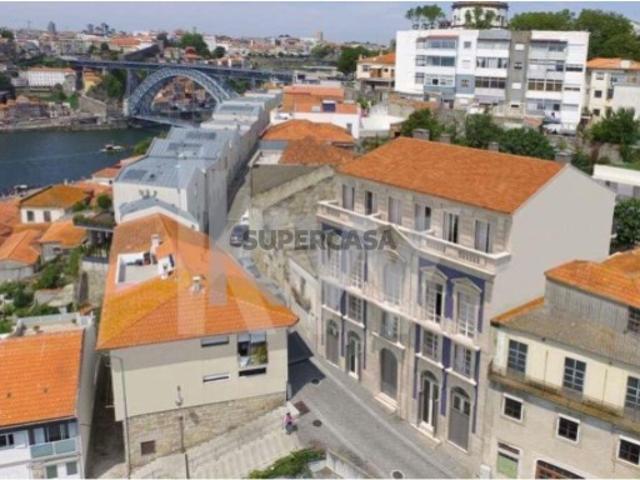 Loft com mezanine e varanda em Vila Nova de Gaia próximo à Ponte D. Luís e Jardim do Morro