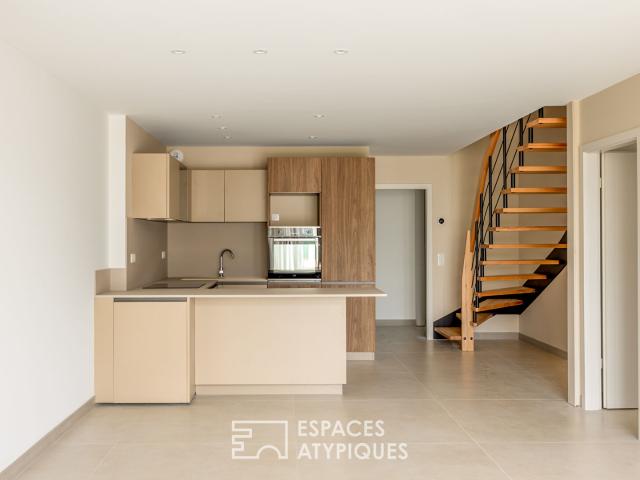Loft contemporain en duplex et sa terrasse dans une ancienne friche industrielle