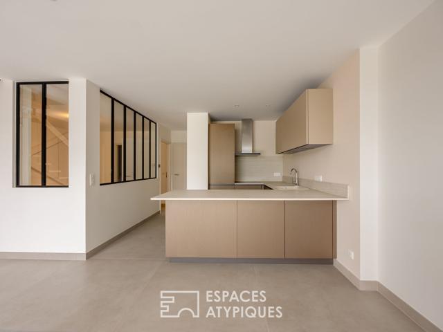 Loft contemporain en duplex et sa terrasse dans une ancienne friche industrielle