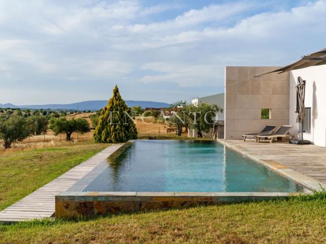 Loft Contemporâneo de Autor com Dois Estúdios Independentes em Paisagem Rural Deslumbrante