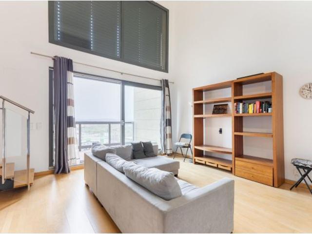 Loft dúplex de 90 m2 con terraza y piscina en Burjassot