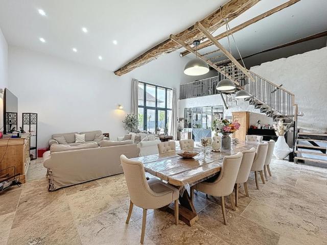 Loft rénové de 247m² avec terrasse à Corbelin