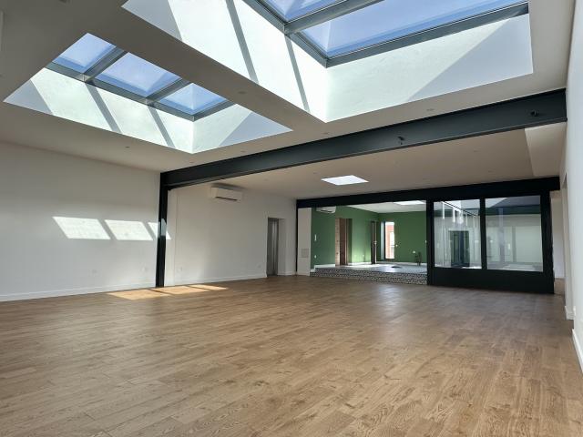 Loft d’exception de 226 m2 avec ascenseur privatif, patio, sous sol de 100 m2 et garage 3 voitures à Douai
