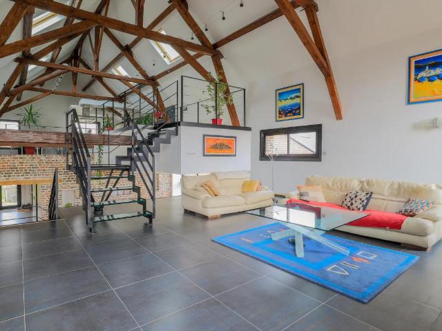 Loft dans une grange de 9 pièces de 395 m2 Hergnies