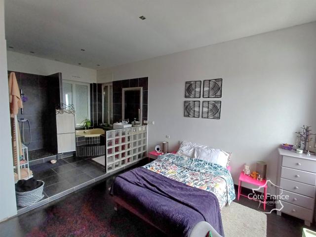 Loft de 129 m2 entièrement rénové, comprenant 4 pièces, dont. 129m² Aubenas