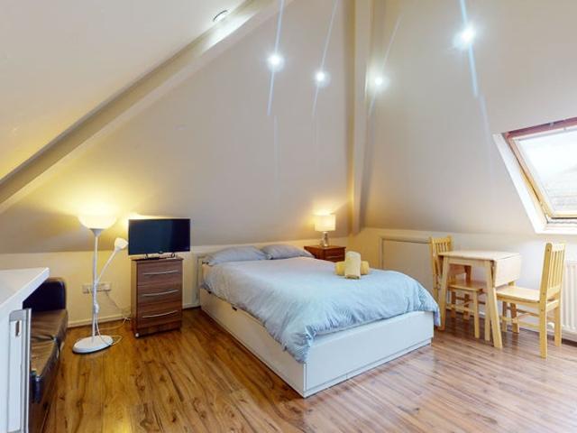 Loft, Quite Studio Flat with Good Natural Light