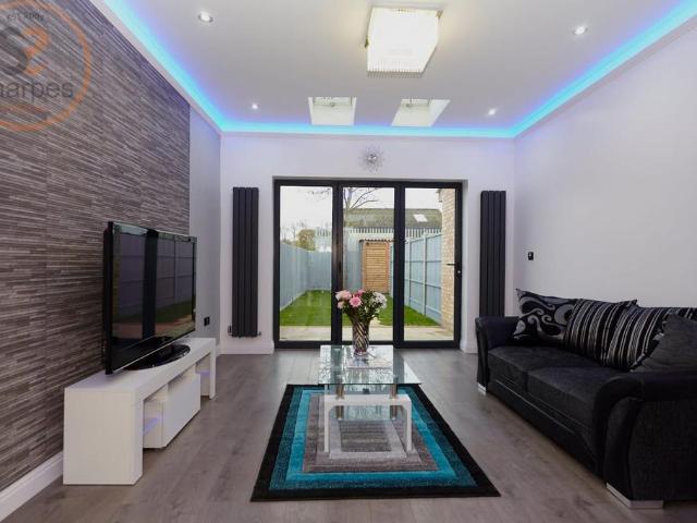 Loft room in Rose Avenue, Mitcham. 1 bed in a house share to rent £1,250 pcm £288 pw