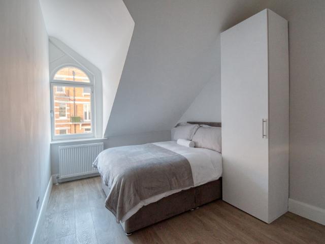 Loft studio flat in Posh Chelsea
