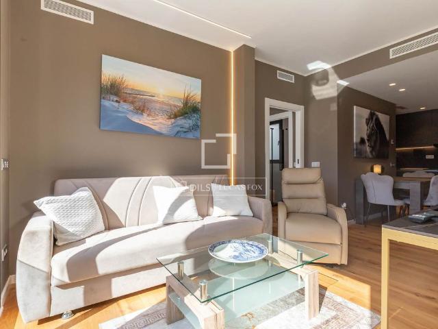 Loft style terraced house for rent with private pool overlooking the city, garage and optional tourist licence in Finestrelles, Barcelonaa