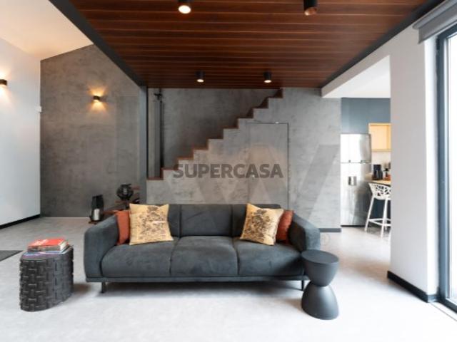 Loft T1 com espaço exterior em Algés