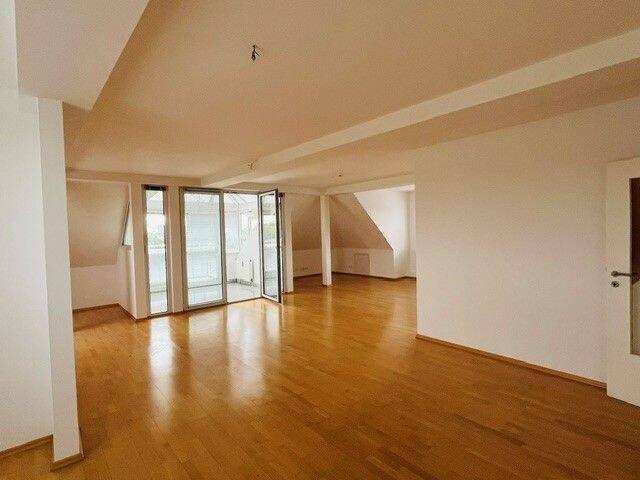 Loftähnliche Dachgeschosswohnung mit weitem Blick