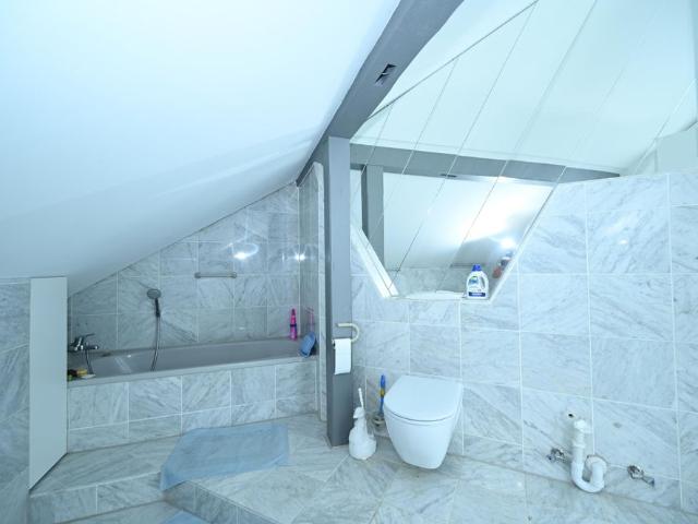 Loftartig Wohnen: 2 Zimmer Wohnung mit Sichtbalken und Loggia!
