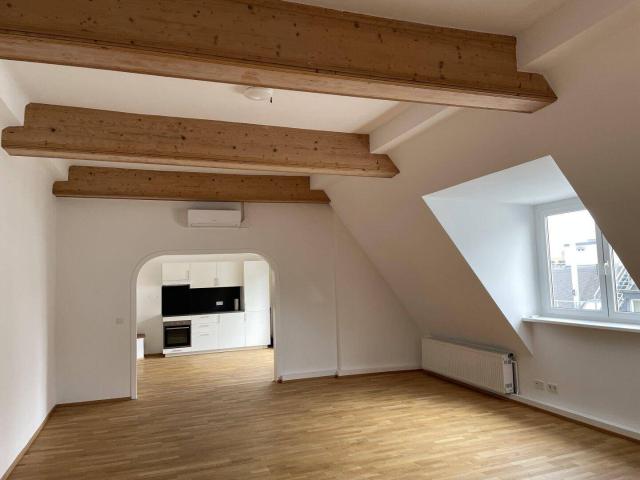 LOFTARTIGE DACHGESCHOSS WOHNUNG 5 ZIMMER BALKON/RUHELAGE/KLIMA/U BAHN!