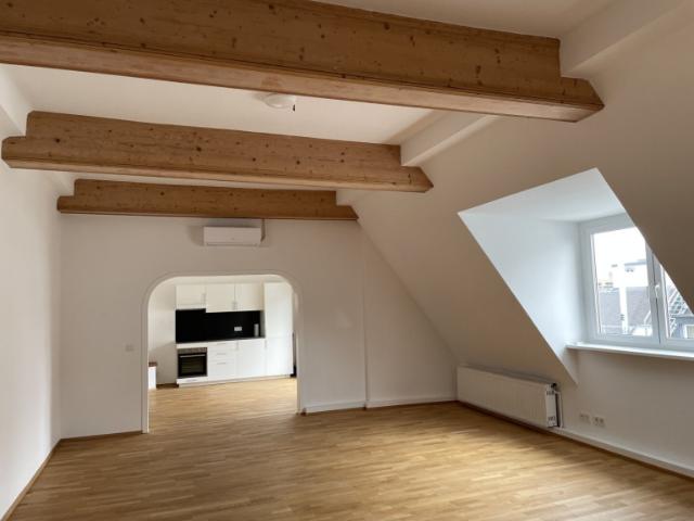 Loftartige dachgeschoss wohnung 5 zimmer balkon/ruhelage/klima/u bahn!