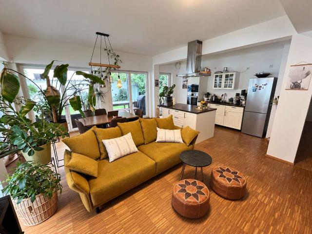 Loftartige 3 Zimmer Wohnung mit eigenem Garten, 2 Terrassen und TG Stellplatz – ruhig im Innenhof