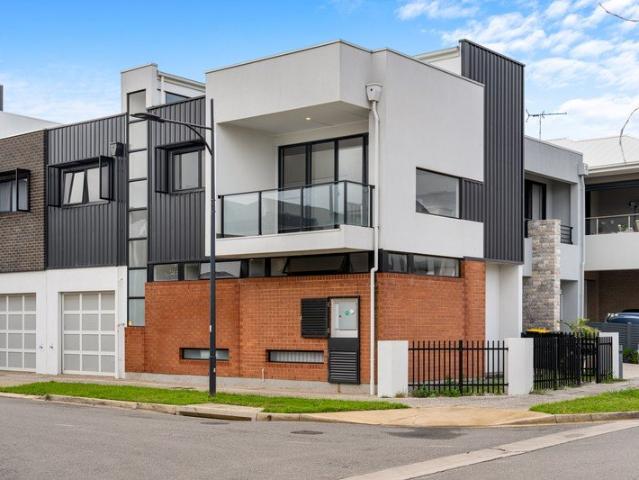 Lofty Corner Living In The Heart Of Lightsview