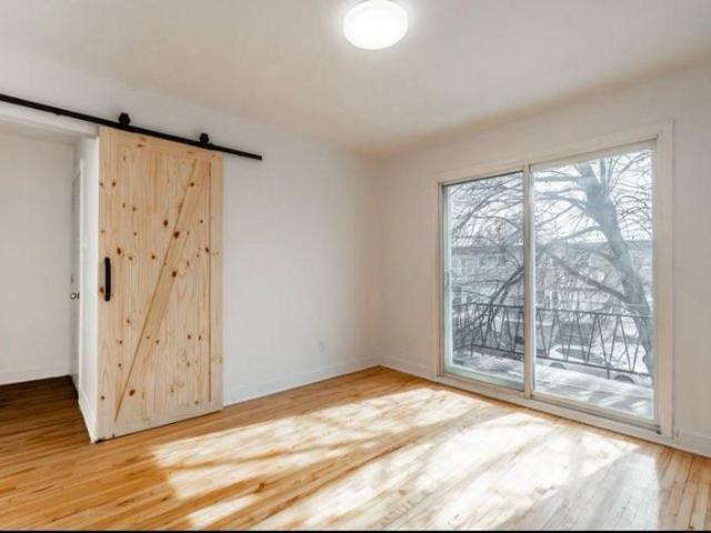 logement 4 1/2 a louer sous sol et étage
