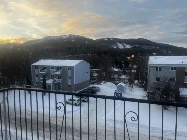 Logement 51/2 à l’étage Bromont, frigo, remise et stationnement privé inclus 5 minutes du Sommet ! Venez visiter!