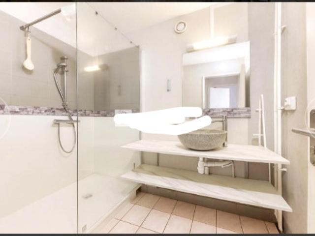 logement lumineuse avec balcon