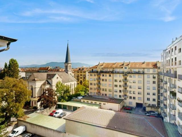 Logement rénové, traversant et occupant tout le dernier étage
