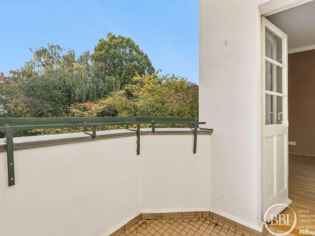 Loggia ins Grüne: 1,5 Zimmer Altbau mit Wohnküche und Tageslichtbad in Reinickendorf