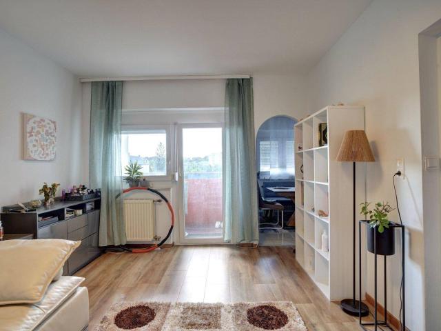 Loggia + Stellplatz: Gepflegte 3 Zimmer Wohnung in guter Lage!